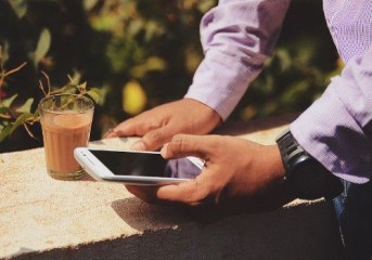 Empregado obrigado a deixar celular da empresa ligado aos fins de semana tem direito a sobreaviso