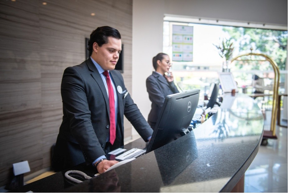 Ofensas verbais e ameaças a empregada na frente de clientes geram dano moral