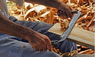 Carpinteiro que teve dedo esmagado por colega de obra deve ser indenizado